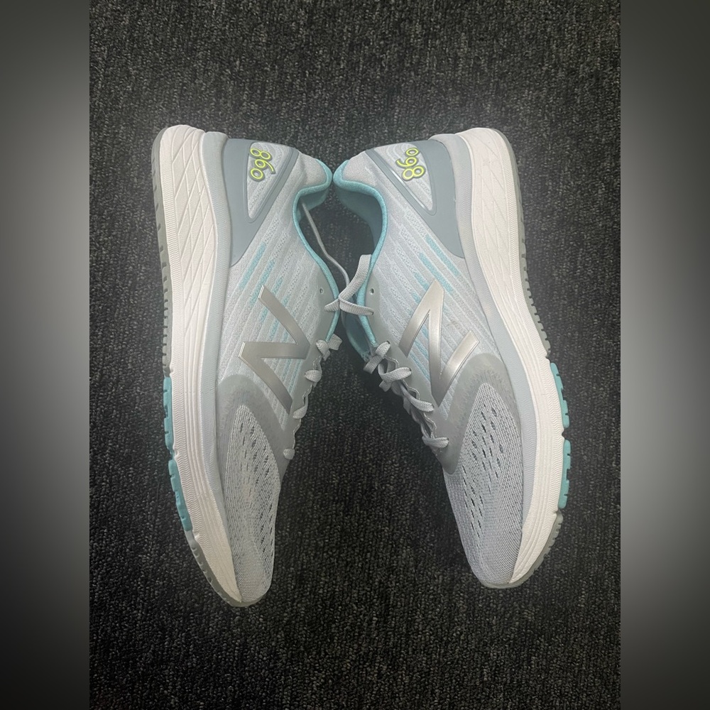 NEW BALANCE   860v9 - Cyclone White with Grey and Light Blue - Kids size 6W